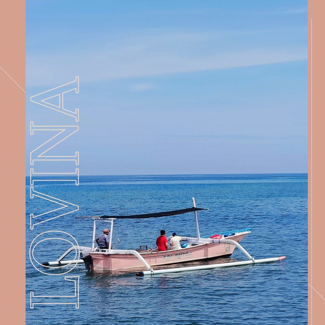 Lovina — bateau de pêche traditionnel sur une mer calme